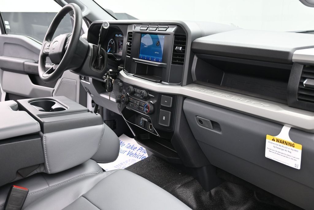 Ford Super Duty F-350 DRW Vehicle Full-screen Gallery Image 11