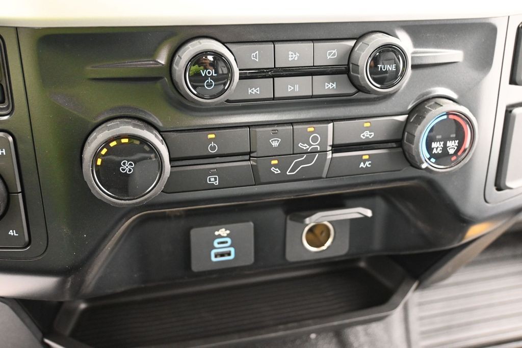Ford Super Duty F-350 DRW Vehicle Full-screen Gallery Image 13