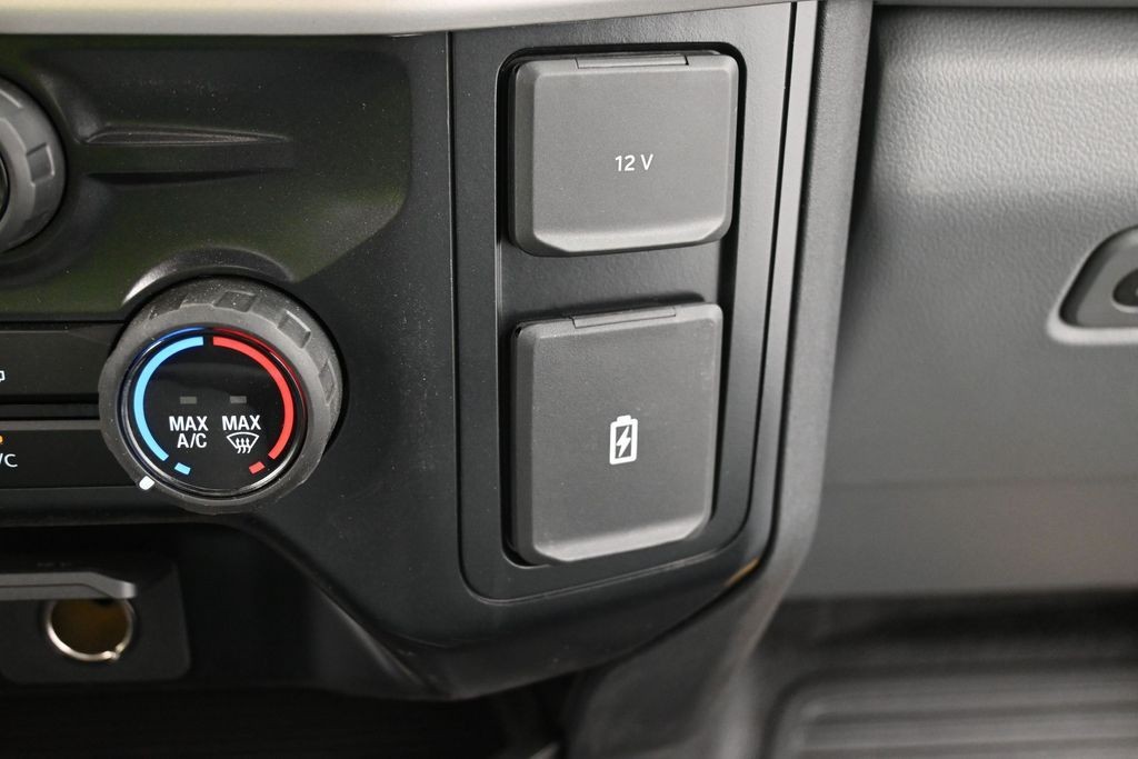 Ford Super Duty F-350 DRW Vehicle Full-screen Gallery Image 14