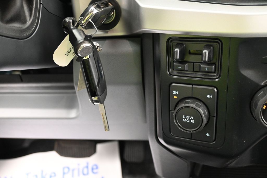 Ford Super Duty F-350 DRW Vehicle Full-screen Gallery Image 15