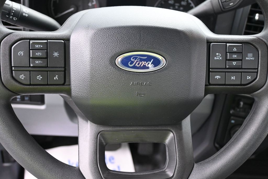 Ford Super Duty F-350 DRW Vehicle Full-screen Gallery Image 16