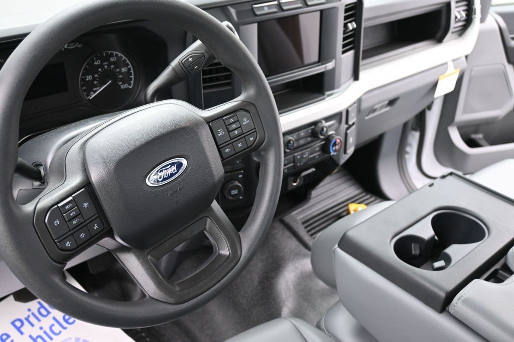 Ford Super Duty F-350 DRW Vehicle Full-screen Gallery Image 17