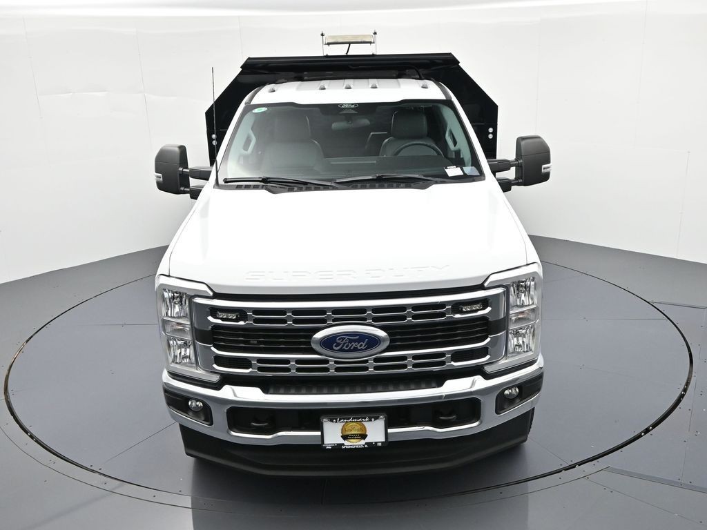 Ford Super Duty F-350 DRW Vehicle Full-screen Gallery Image 19