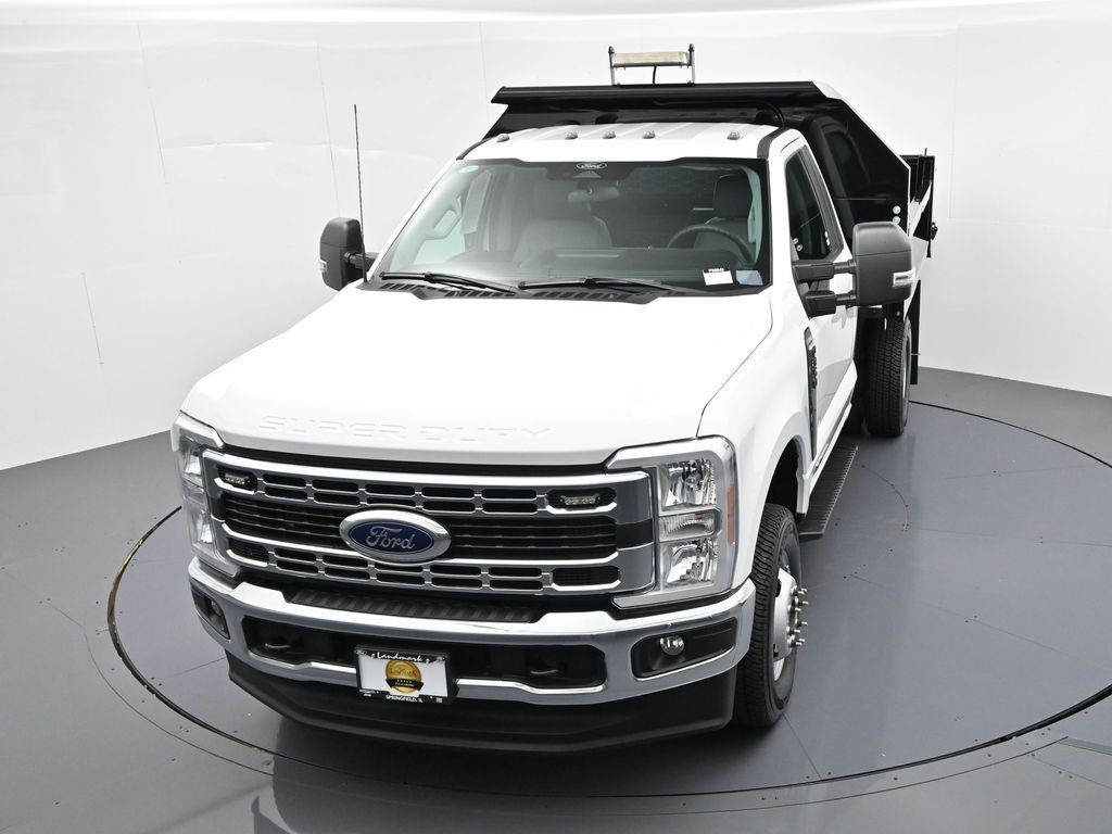 Ford Super Duty F-350 DRW Vehicle Full-screen Gallery Image 20