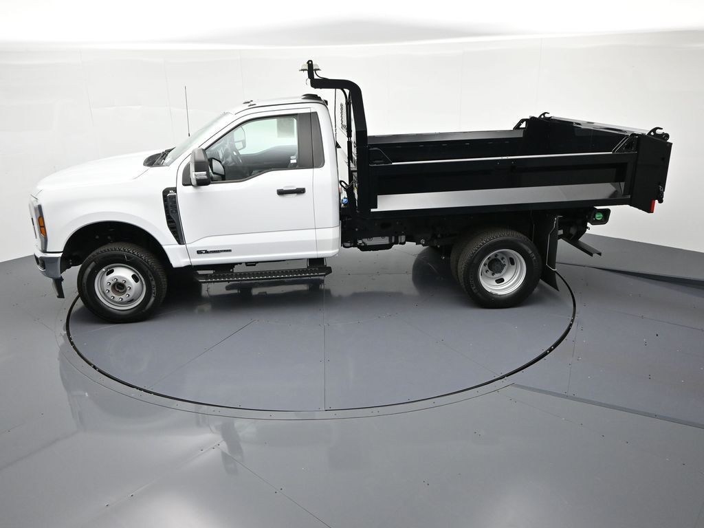Ford Super Duty F-350 DRW Vehicle Full-screen Gallery Image 21