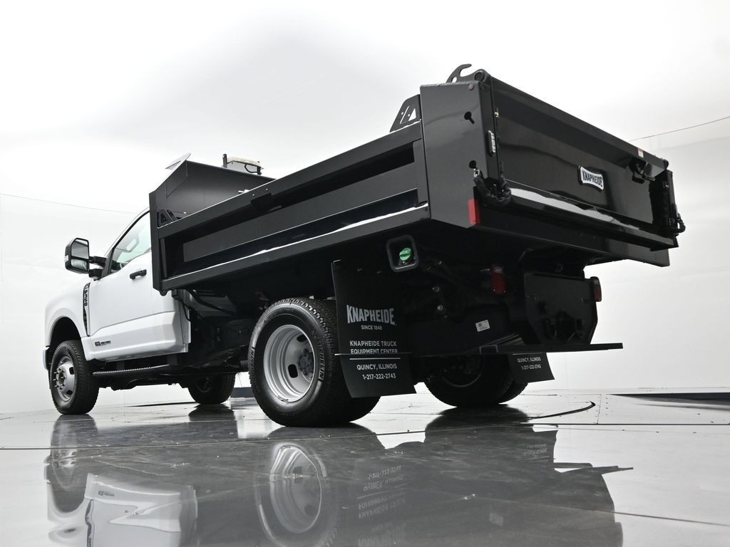 Ford Super Duty F-350 DRW Vehicle Full-screen Gallery Image 22
