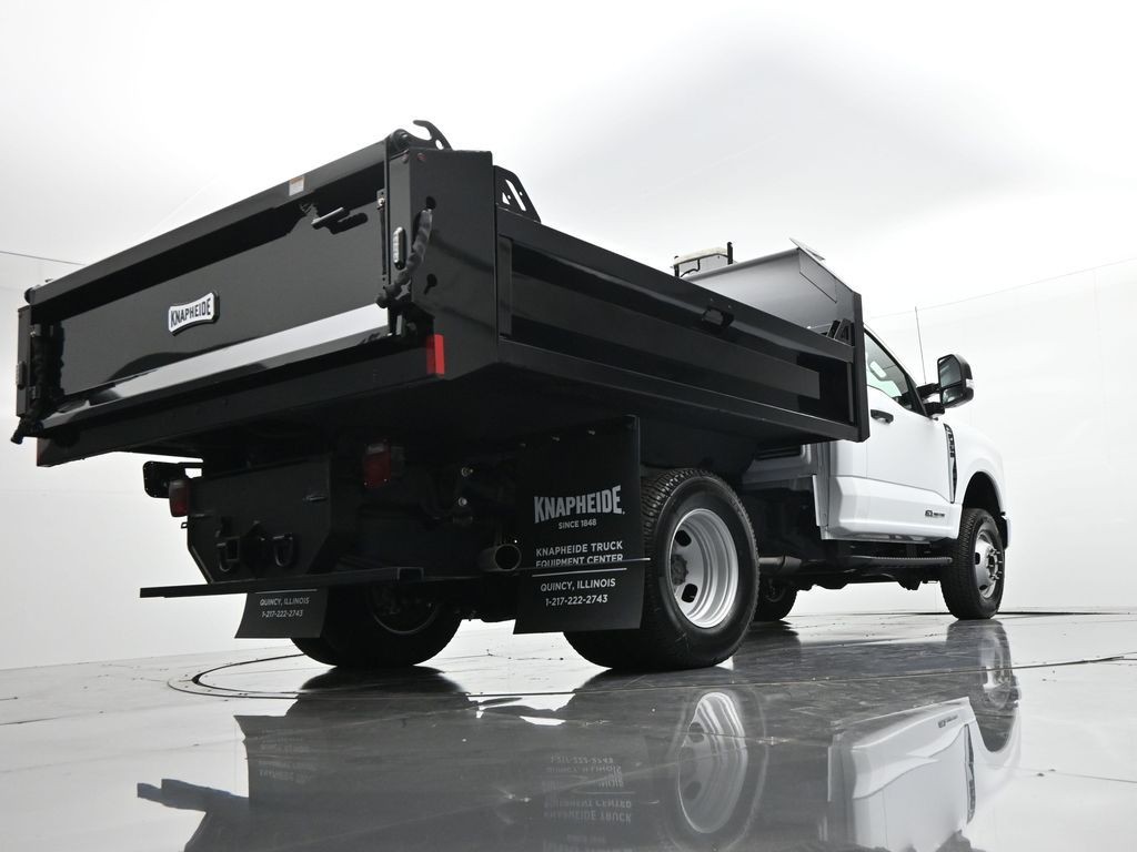 Ford Super Duty F-350 DRW Vehicle Full-screen Gallery Image 24