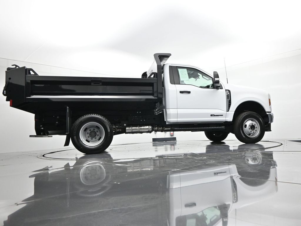 Ford Super Duty F-350 DRW Vehicle Full-screen Gallery Image 25