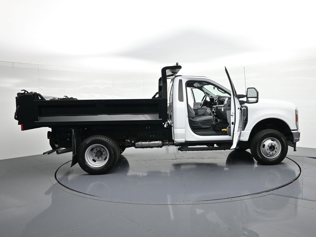 Ford Super Duty F-350 DRW Vehicle Full-screen Gallery Image 26