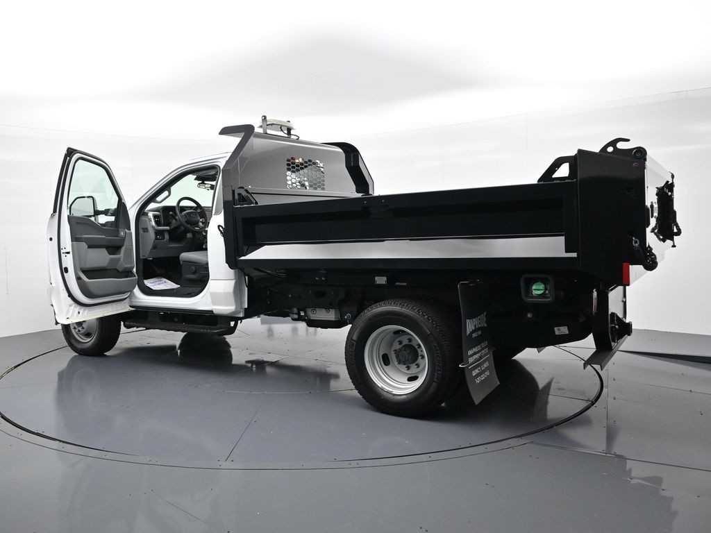 Ford Super Duty F-350 DRW Vehicle Full-screen Gallery Image 27