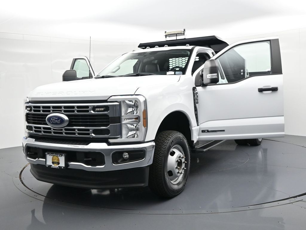 Ford Super Duty F-350 DRW Vehicle Full-screen Gallery Image 28