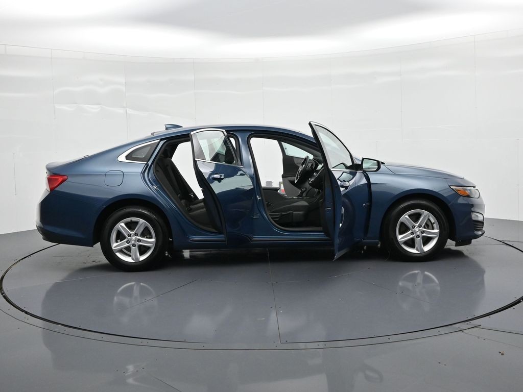 Chevrolet Malibu Vehicle Full-screen Gallery Image 23