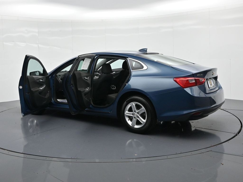 Chevrolet Malibu Vehicle Full-screen Gallery Image 24