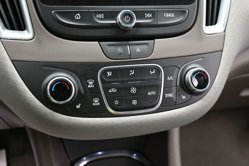 Chevrolet Malibu Vehicle Full-screen Gallery Image 11