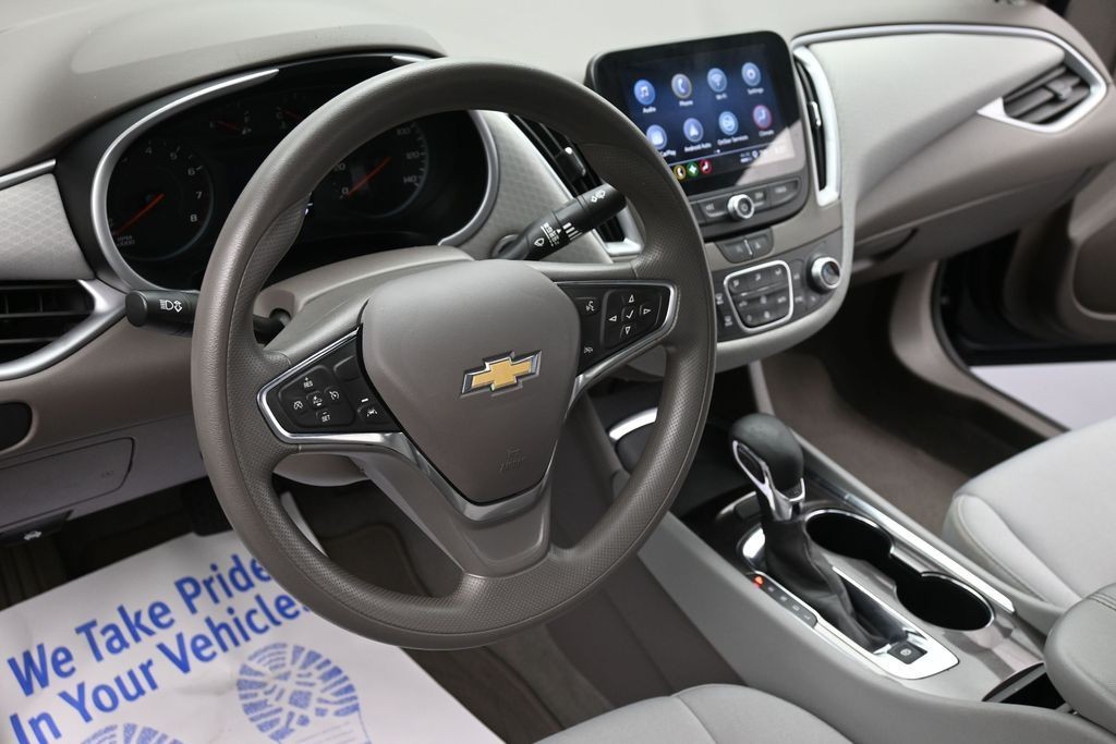 Chevrolet Malibu Vehicle Full-screen Gallery Image 14