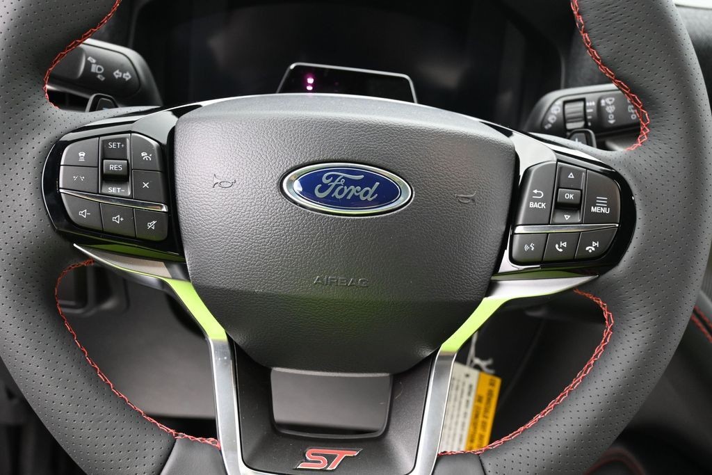 Ford Explorer Vehicle Full-screen Gallery Image 13