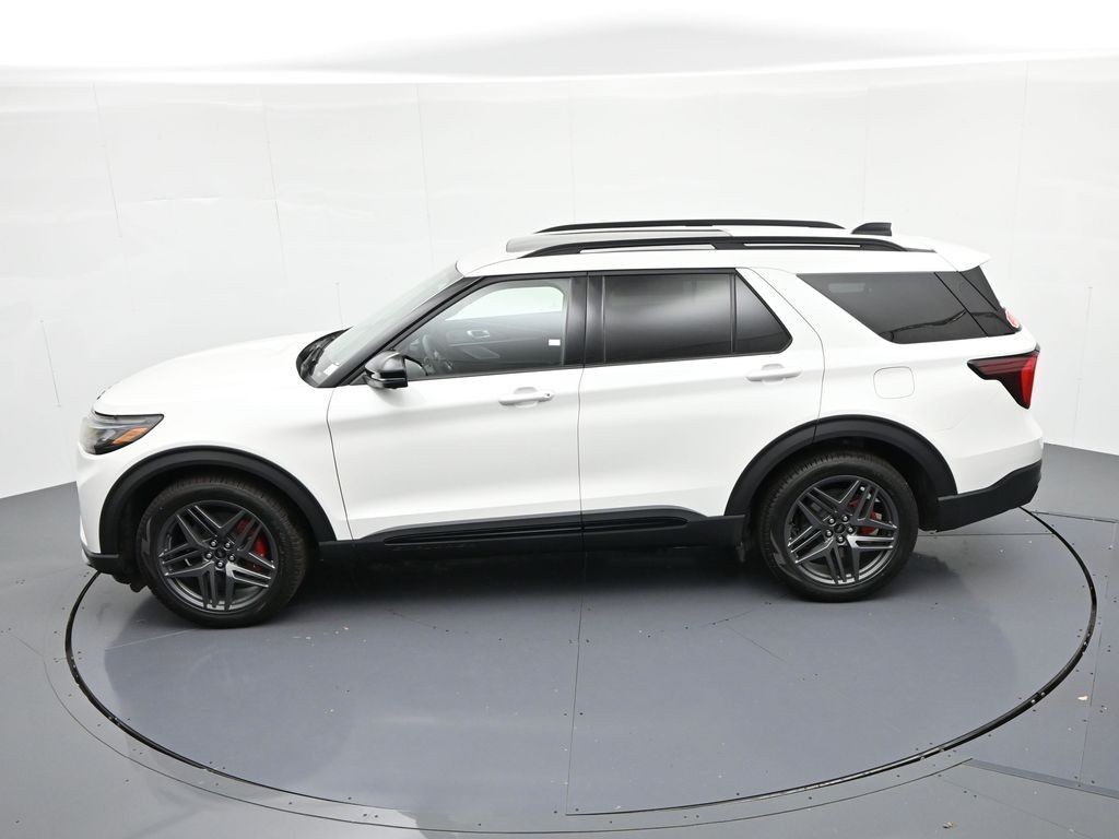 Ford Explorer Vehicle Full-screen Gallery Image 18