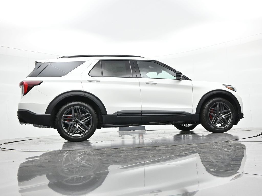 Ford Explorer Vehicle Full-screen Gallery Image 22