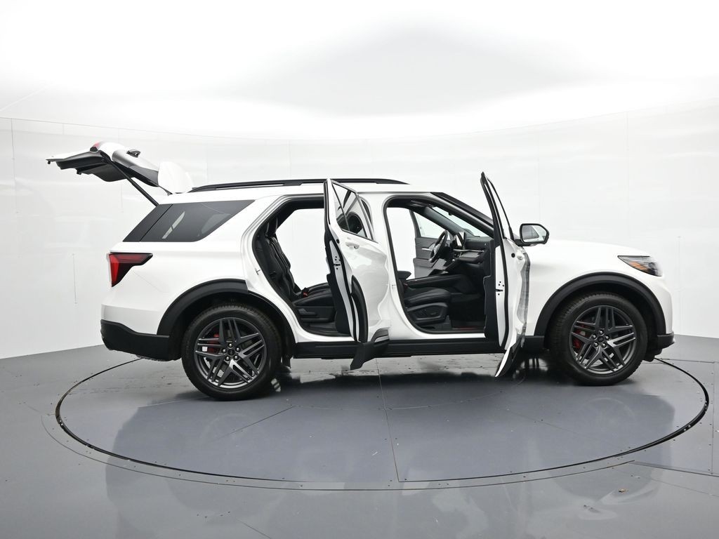 Ford Explorer Vehicle Full-screen Gallery Image 23