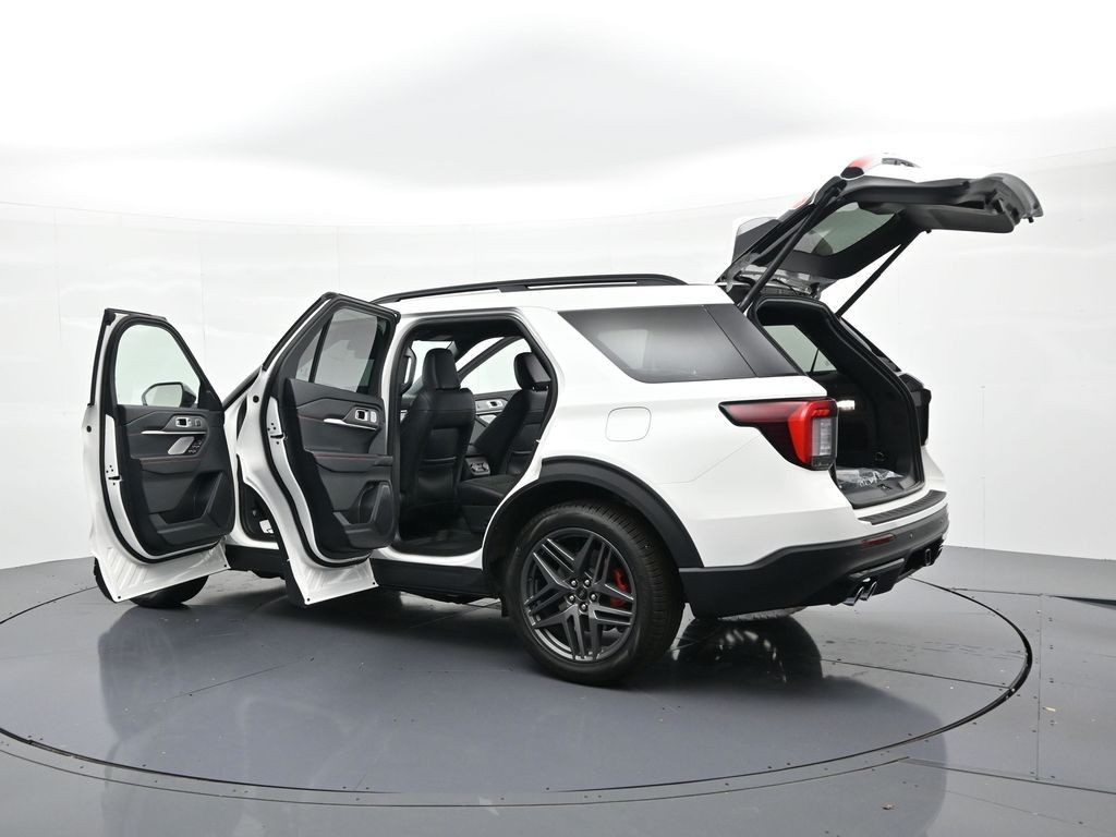 Ford Explorer Vehicle Full-screen Gallery Image 24