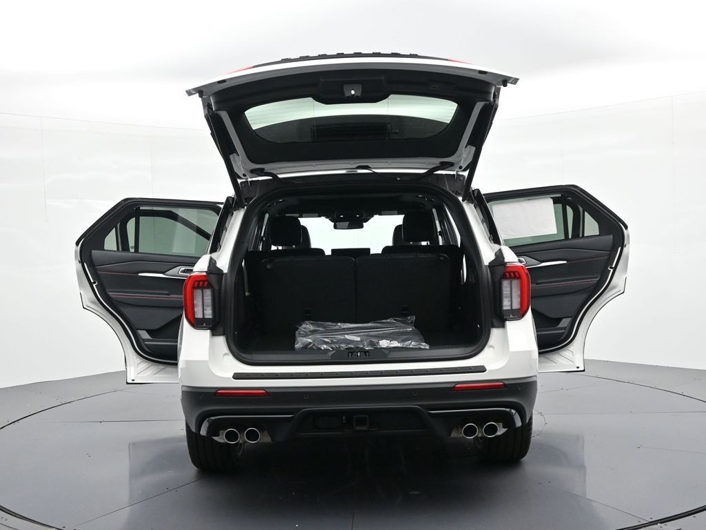 Ford Explorer Vehicle Full-screen Gallery Image 26
