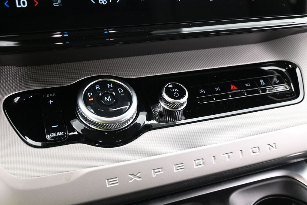 Ford Expedition Max Vehicle Full-screen Gallery Image 11