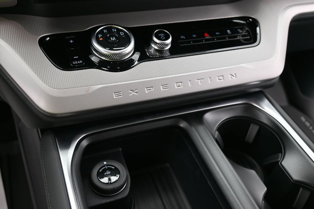 Ford Expedition Max Vehicle Full-screen Gallery Image 12