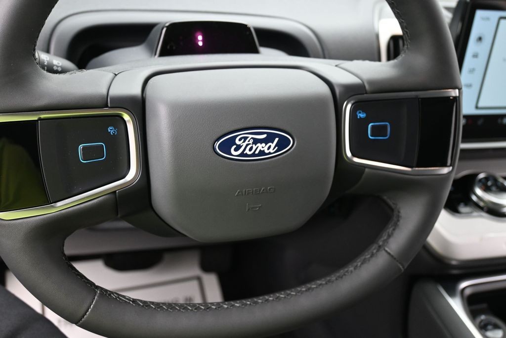 Ford Expedition Max Vehicle Full-screen Gallery Image 13