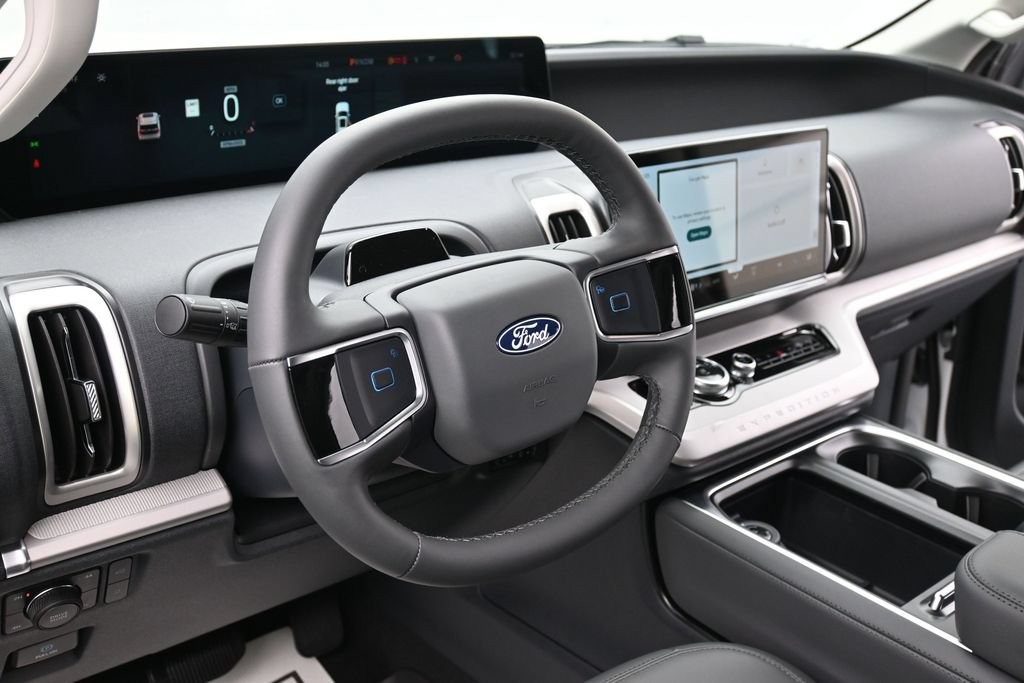 Ford Expedition Max Vehicle Full-screen Gallery Image 16
