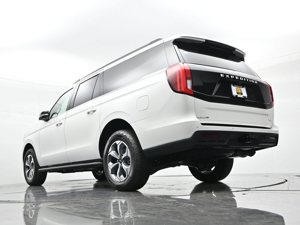 Ford Expedition Max Vehicle Full-screen Gallery Image 21