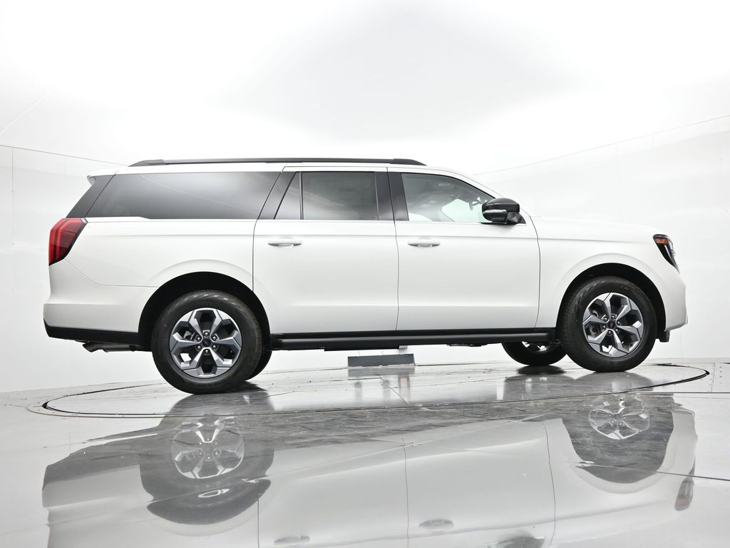 Ford Expedition Max Vehicle Full-screen Gallery Image 24