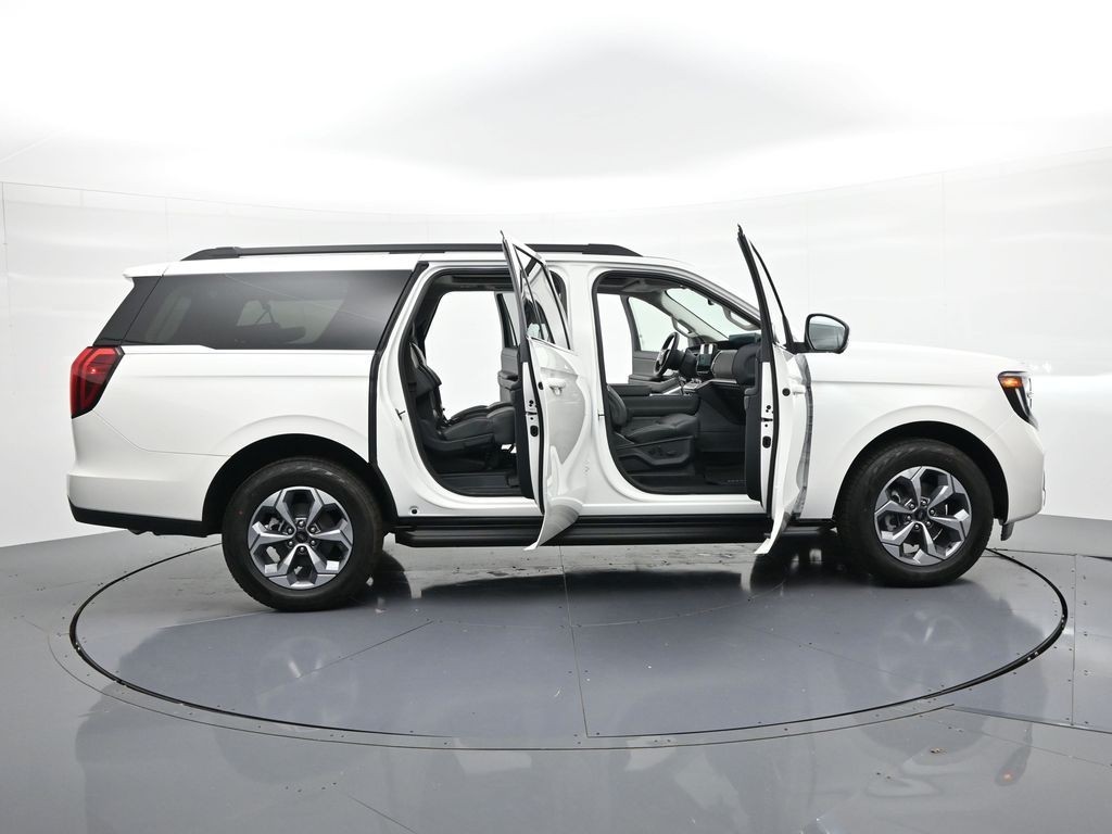 Ford Expedition Max Vehicle Full-screen Gallery Image 25