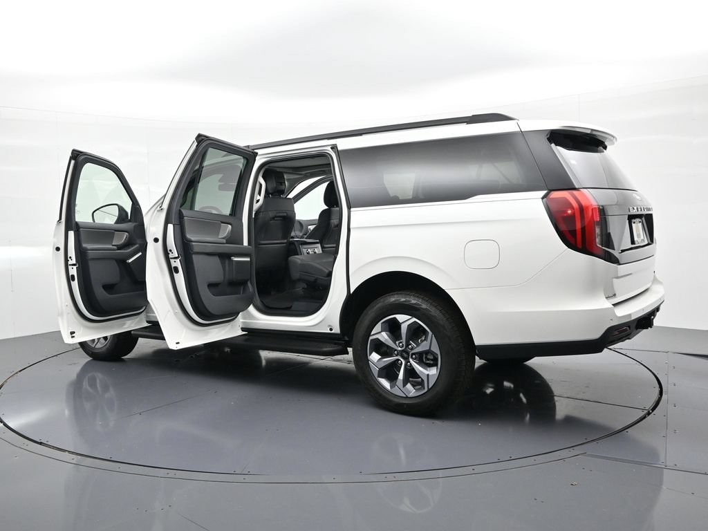 Ford Expedition Max Vehicle Full-screen Gallery Image 26