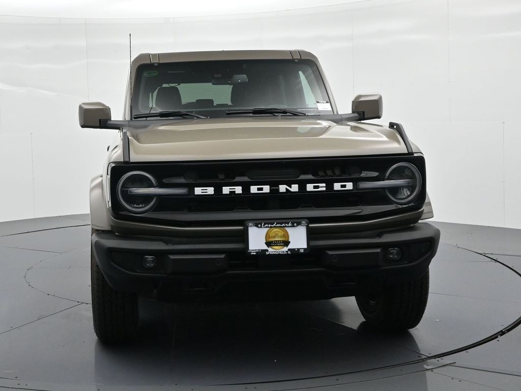 Ford Bronco Vehicle Full-screen Gallery Image 3