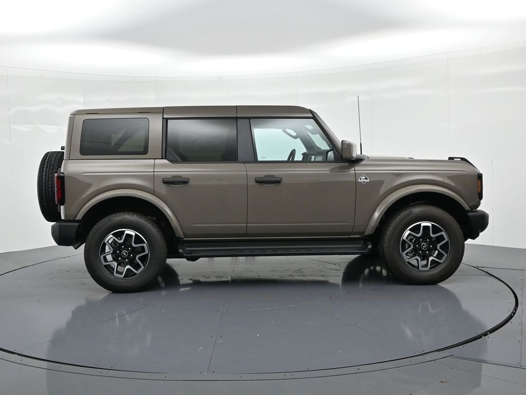 Ford Bronco Vehicle Full-screen Gallery Image 5