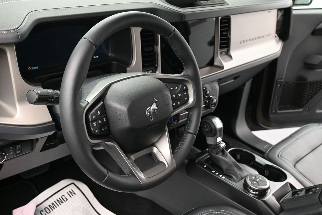 Ford Bronco Vehicle Full-screen Gallery Image 14