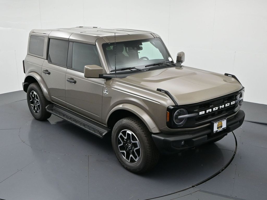 Ford Bronco Vehicle Full-screen Gallery Image 15