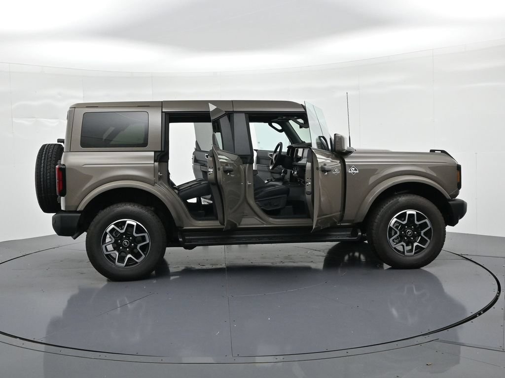Ford Bronco Vehicle Full-screen Gallery Image 23