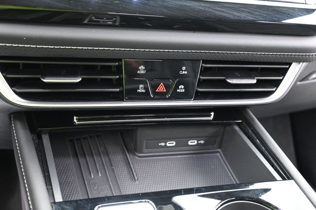 Volkswagen Atlas Vehicle Full-screen Gallery Image 11