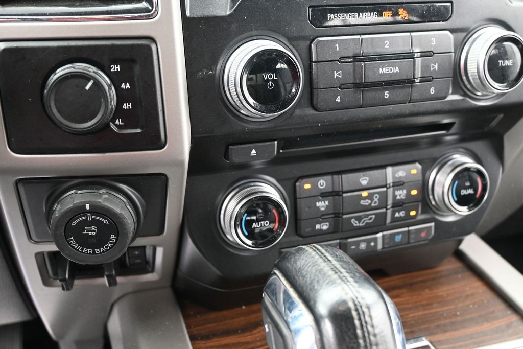 Ford F-150 Vehicle Full-screen Gallery Image 11