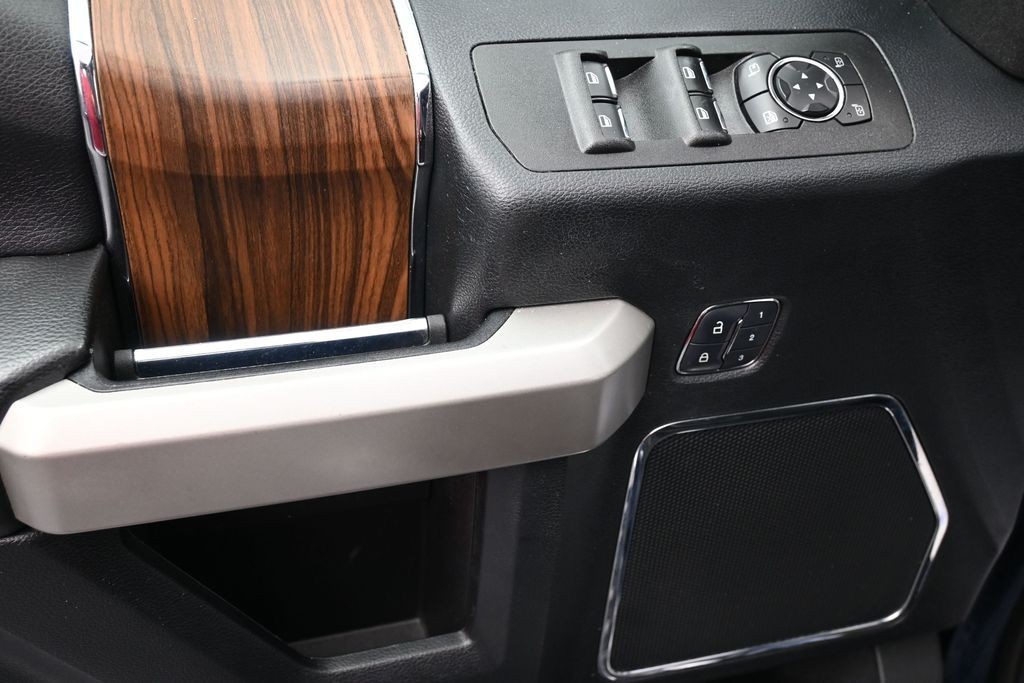 Ford F-150 Vehicle Full-screen Gallery Image 14