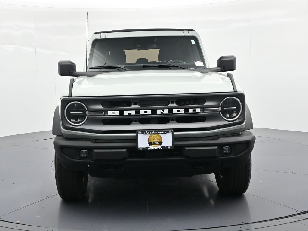 Ford Bronco Vehicle Full-screen Gallery Image 3