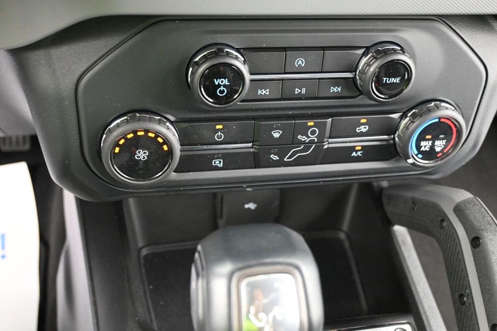 Ford Bronco Vehicle Full-screen Gallery Image 11