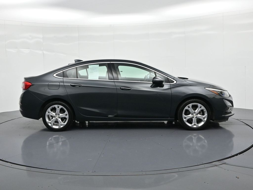 Chevrolet Cruze Vehicle Full-screen Gallery Image 05