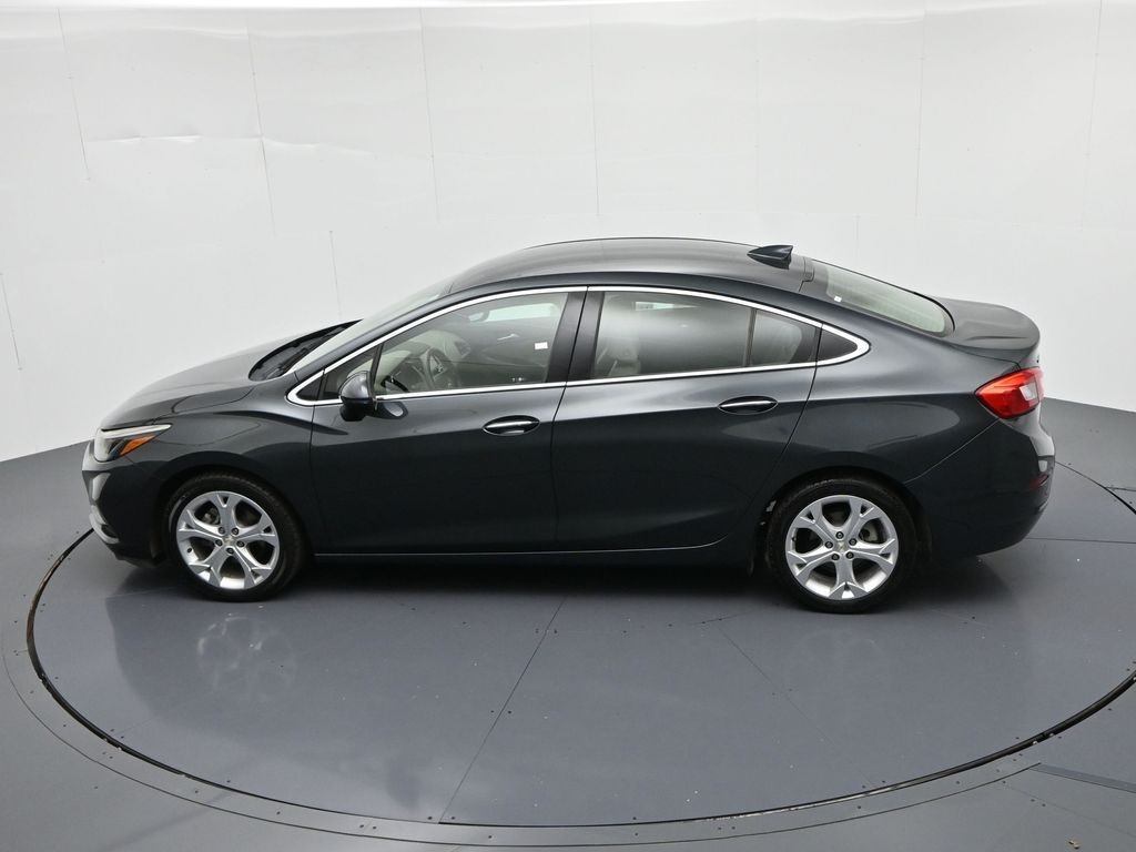 Chevrolet Cruze Vehicle Full-screen Gallery Image 18