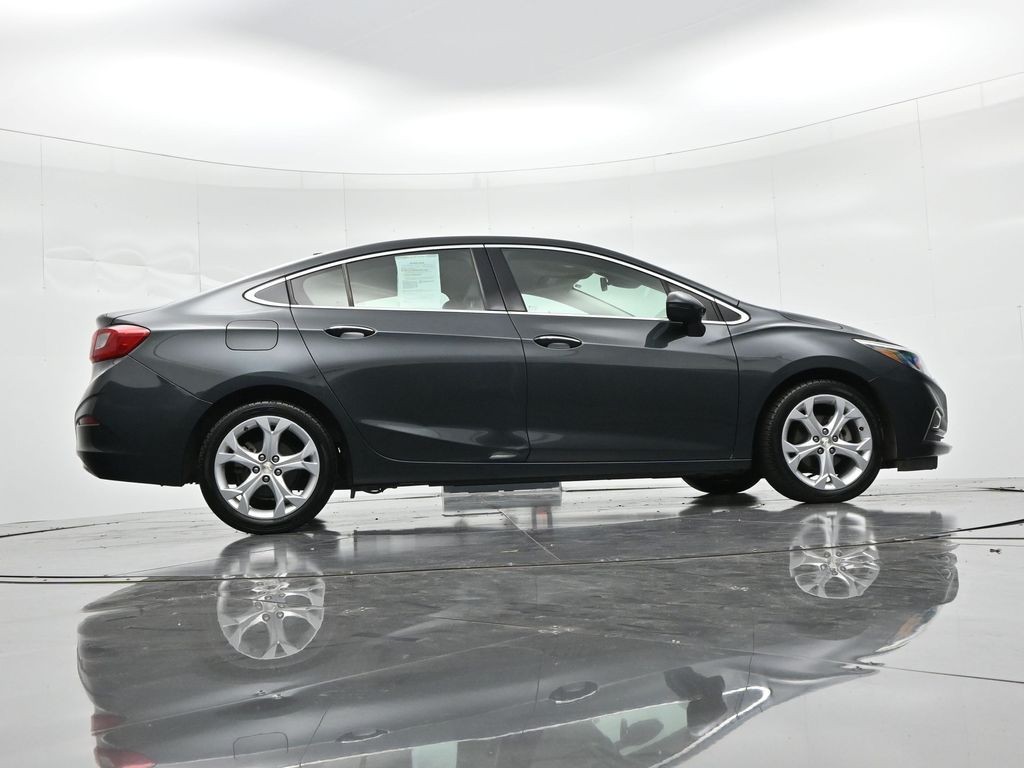 Chevrolet Cruze Vehicle Full-screen Gallery Image 22