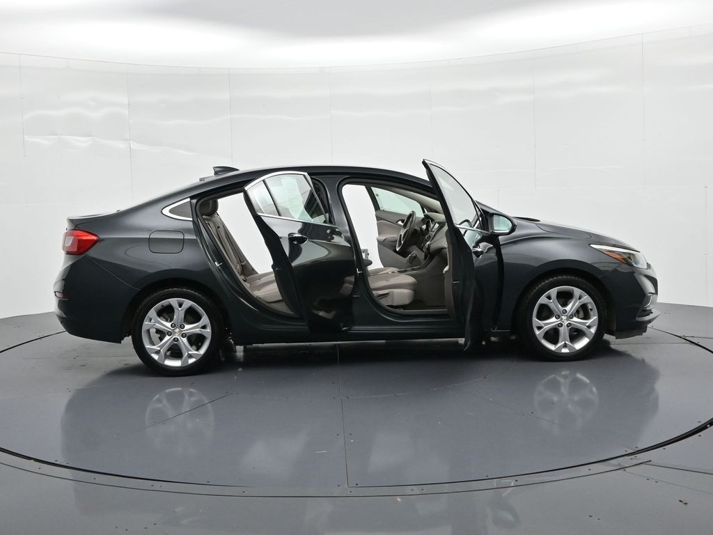 Chevrolet Cruze Vehicle Full-screen Gallery Image 23