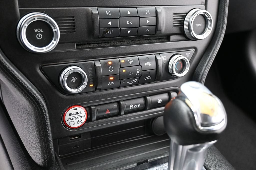 Ford Mustang Vehicle Full-screen Gallery Image 11