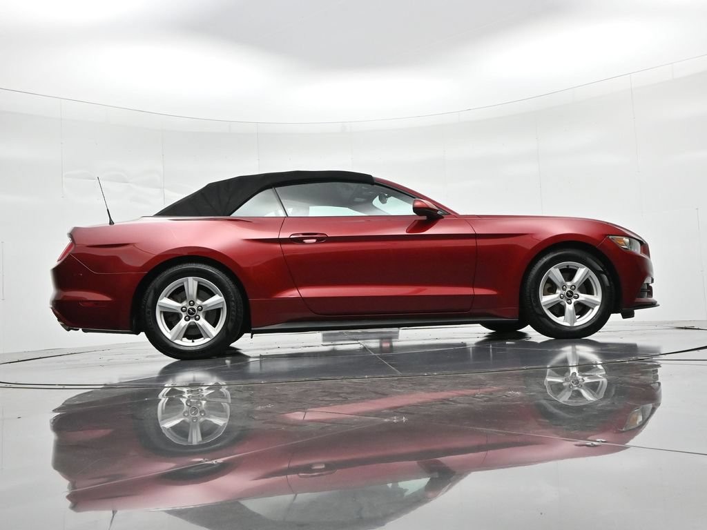 Ford Mustang Vehicle Full-screen Gallery Image 21