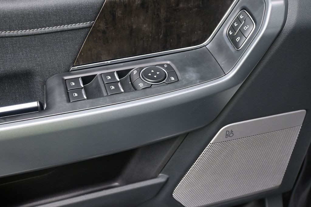 Ford F-150 Vehicle Full-screen Gallery Image 16
